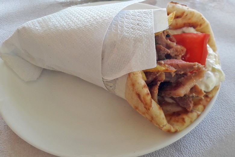 Souvlaki in Pita gefüllt mit Tzatziki