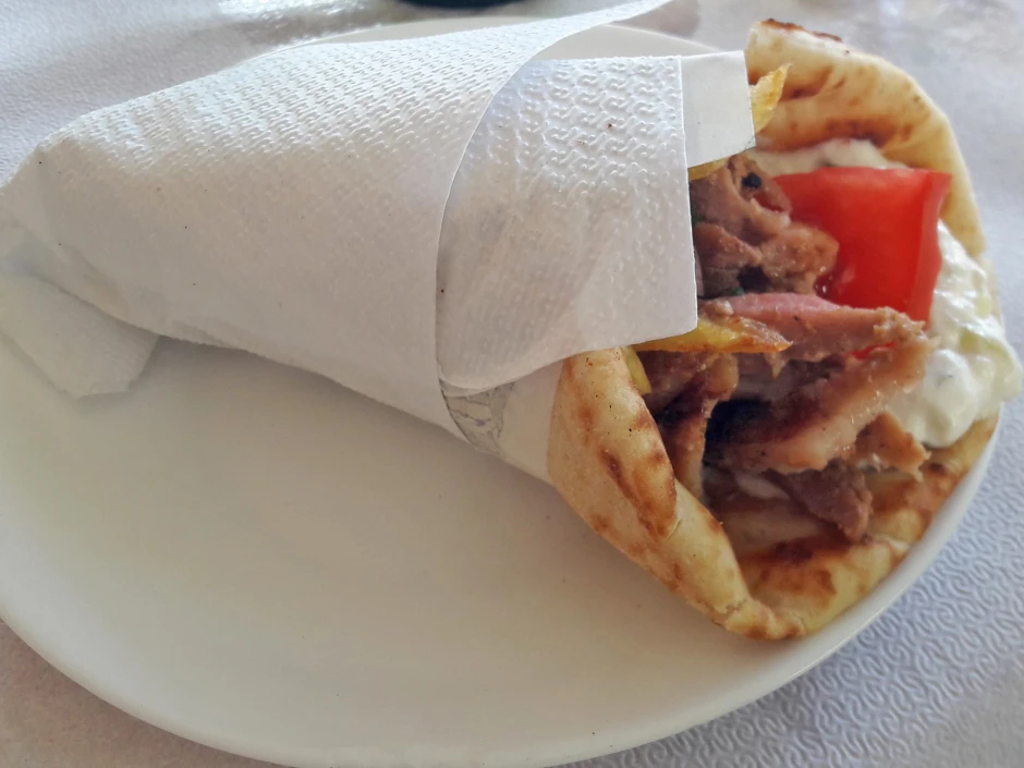 Souvlaki in Pita gef&uuml;llt mit Tzatziki