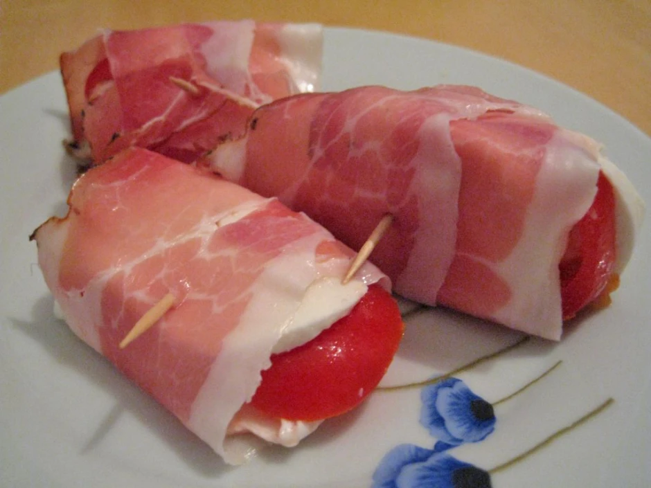 Tomaten im Mozzarella-Speckmantel