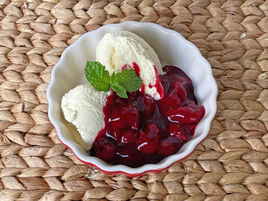 Vanilleeis mit Kirschen