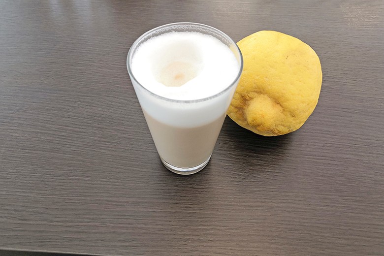 Milchkaffee mit Kaiserzitronen-Limoncello