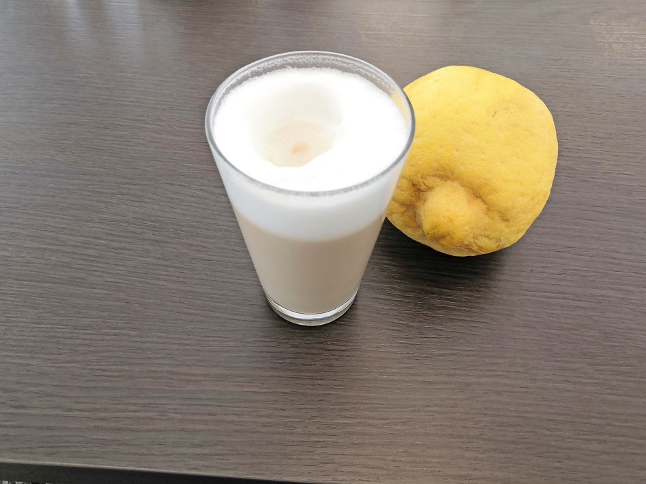 Milchkaffee mit Kaiserzitronen-Limoncello