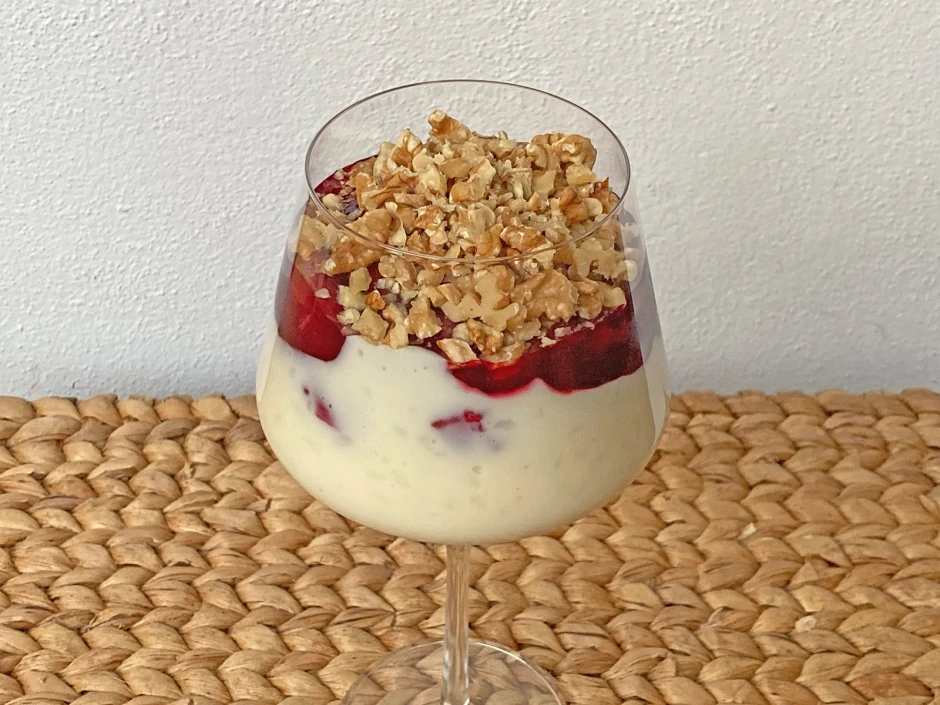 Milchreis mit Kirschsoße und Walnüssen