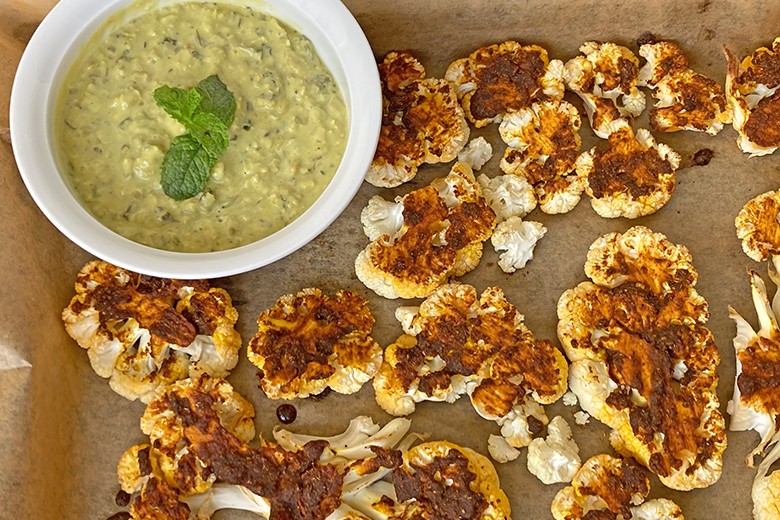 Gebackener Curry-Karfiol mit Erbsen-Minze-Püree