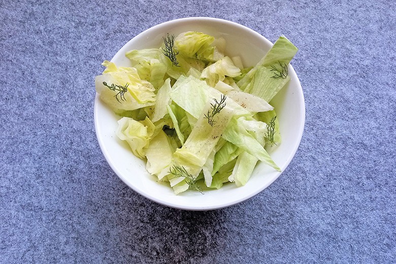 Eisbergsalat mit Dilldressing