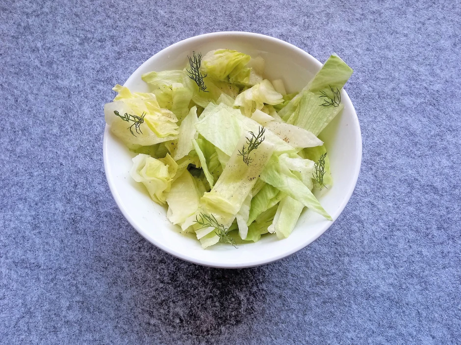 Eisbergsalat mit Dilldressing