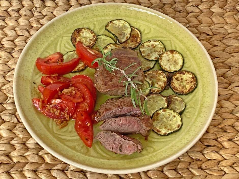 Lammsteak auf Zucchini