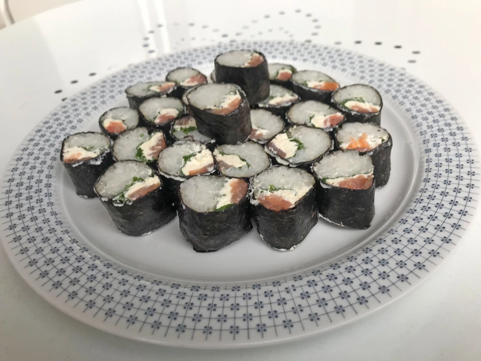 Sushi mit Spinat und Räucherlachs