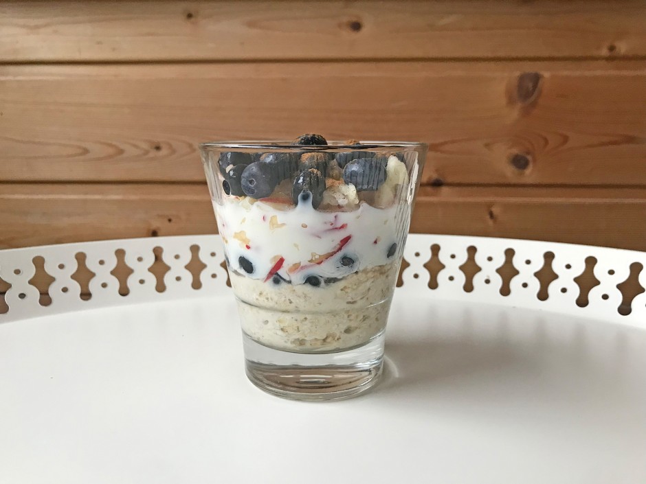 Overnight Oats mit Äpfeln und Beeren