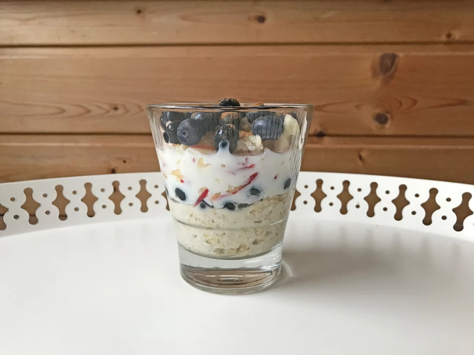 Overnight Oats mit Äpfeln und Beeren