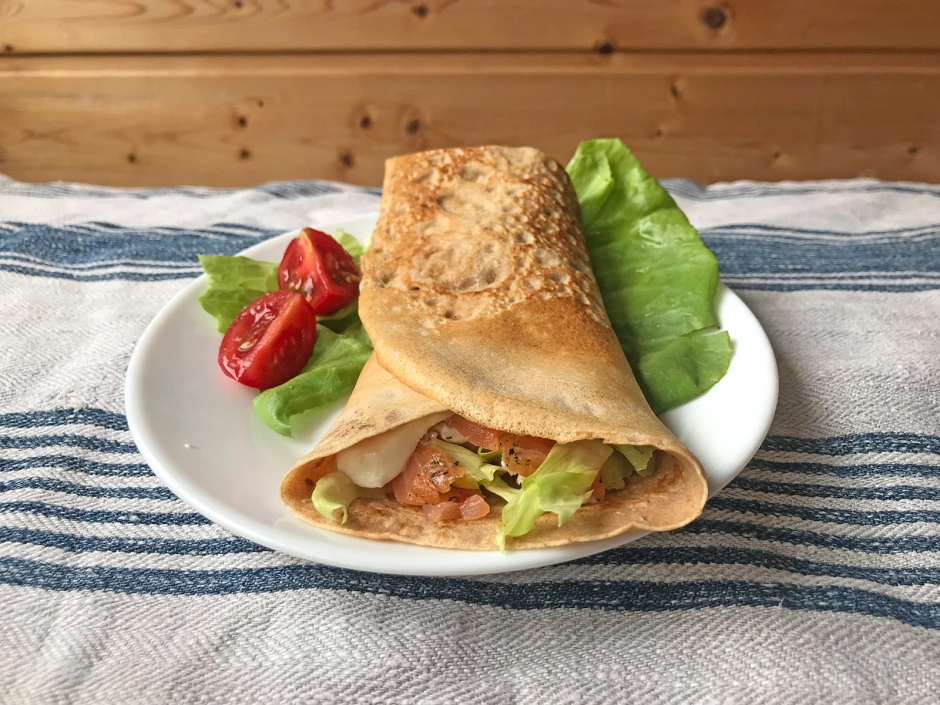 Palatschinken-Wraps mit geräuchertem Lachs