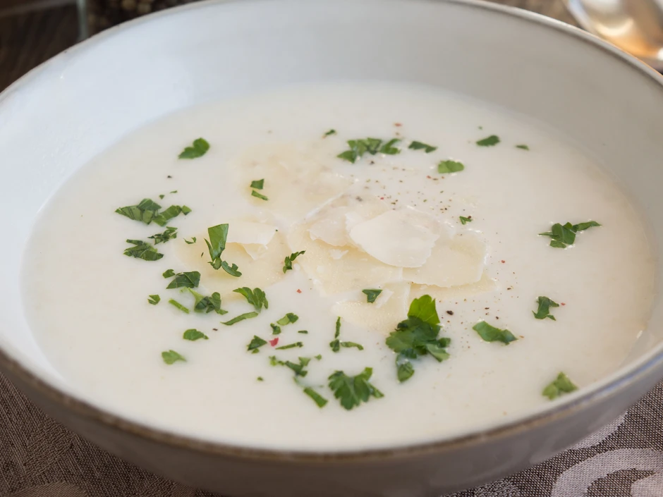 Pastinakensuppe mit Parmesan