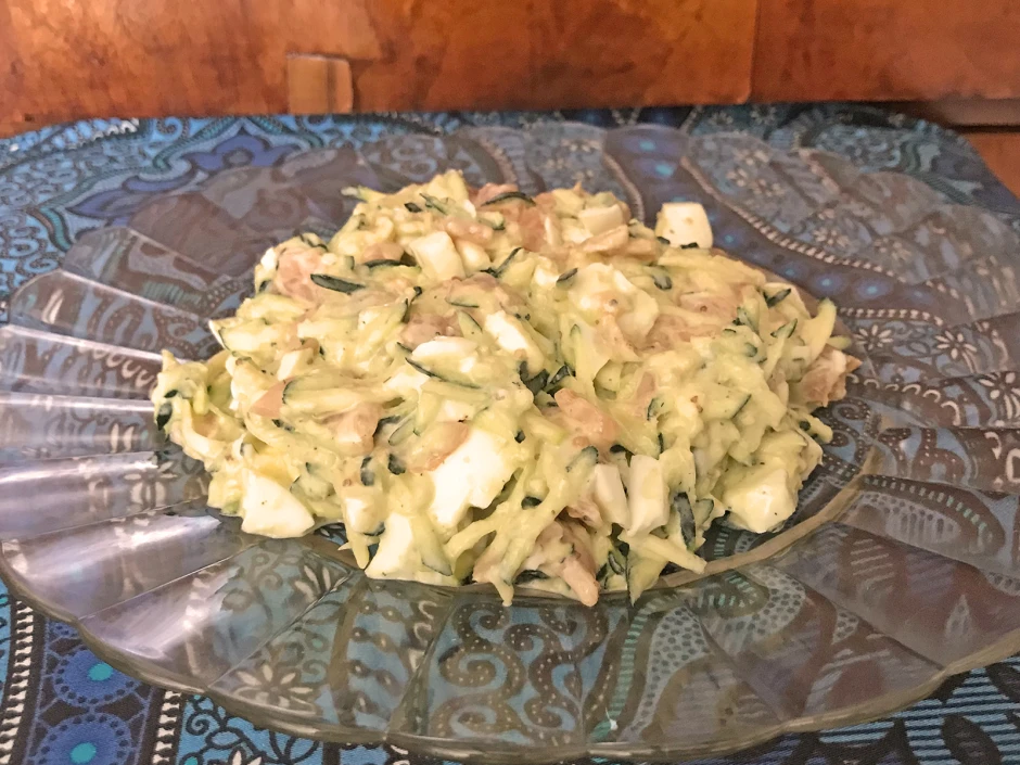 Zucchinisalat mit Ei und Lachs