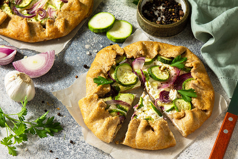 Galette mit Zucchini, Zwiebeln und Feta