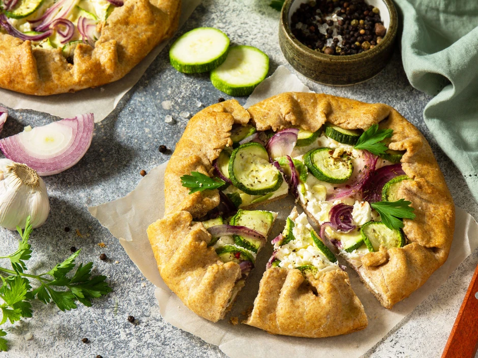 Galette mit Zucchini, Zwiebeln und Feta
