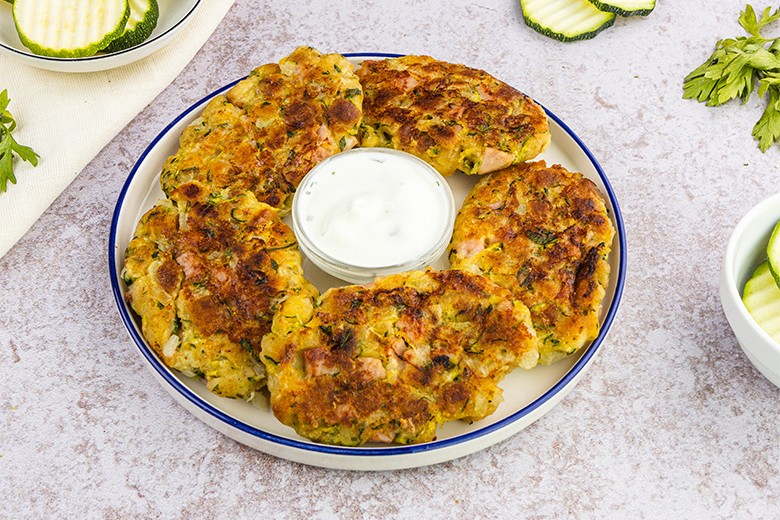 Zucchinilaibchen mit Schinken