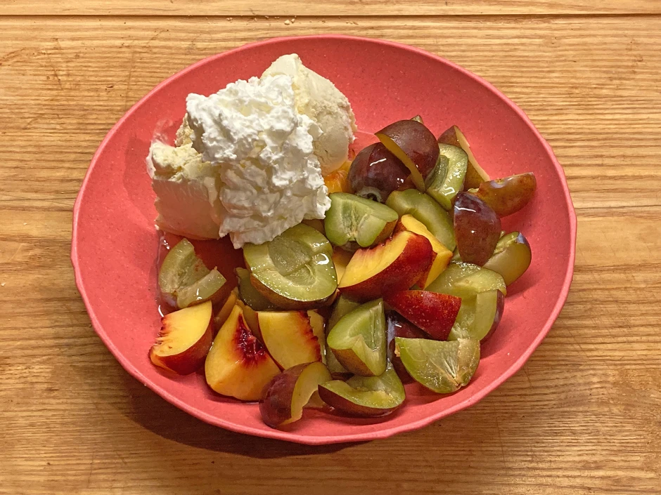 Obstsalat mit Limoncello und Vanilleeis