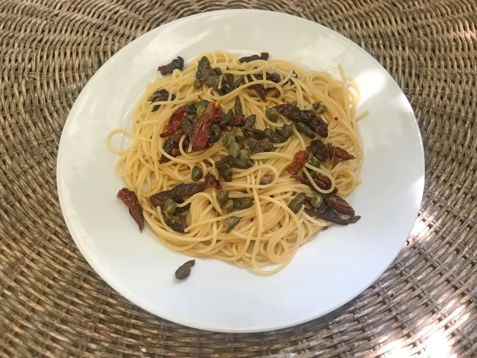 Spaghettini mit Kapern und Knoblauch