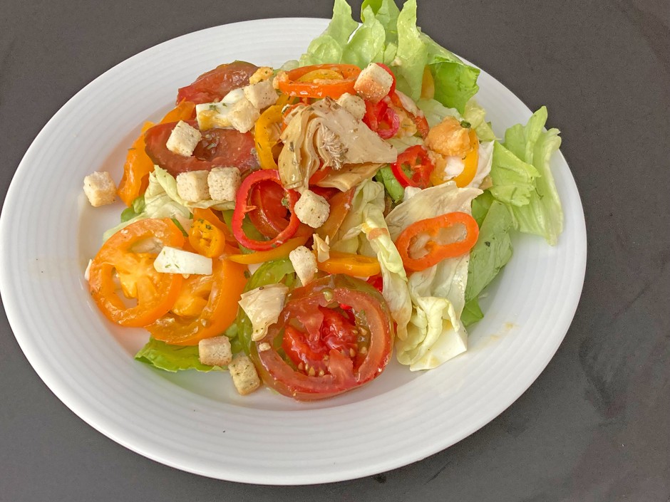 Häuptelsalat mit Artischocken und Büffelmozzarella
