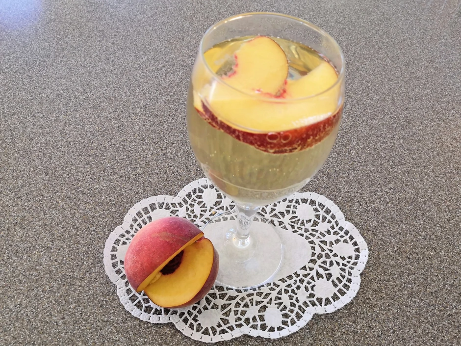Sekt mit Hollerblüten und Pfirsich