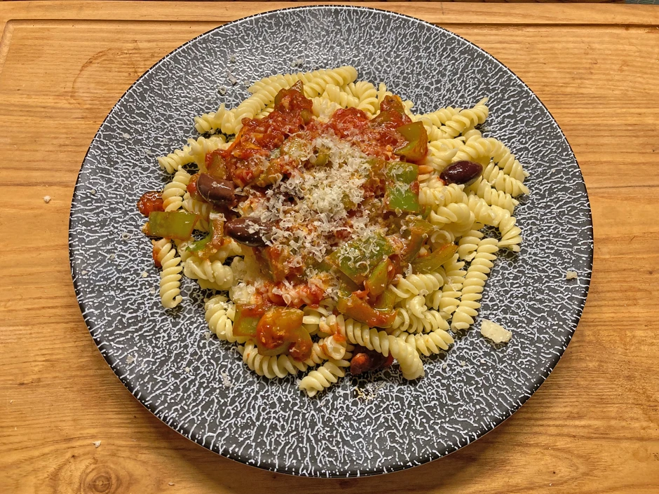 Pasta mit Tomaten-Paprika-Ragout