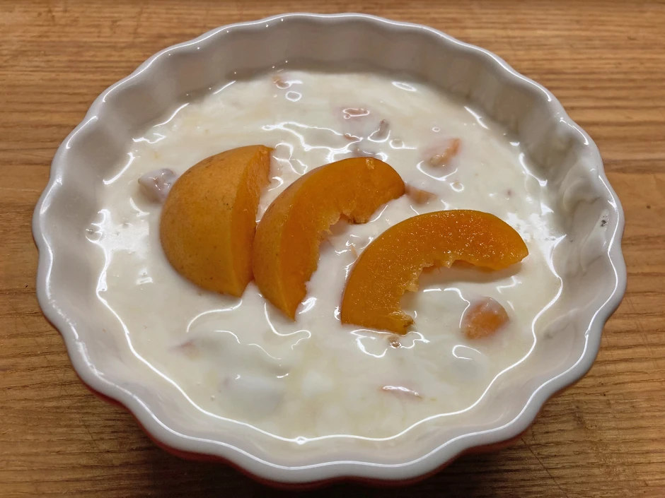 Topfenspeise mit Marillen