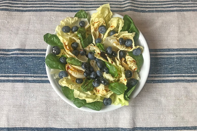 Herzerlsalat mit Heidelbeeren