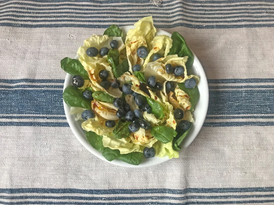 Herzerlsalat mit Heidelbeeren
