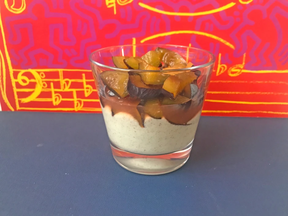 Vollkorngrie&szlig;koch mit frischen Zwetschgen