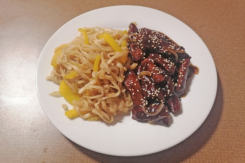 Mongolisches Rindfleisch mit Nudeln