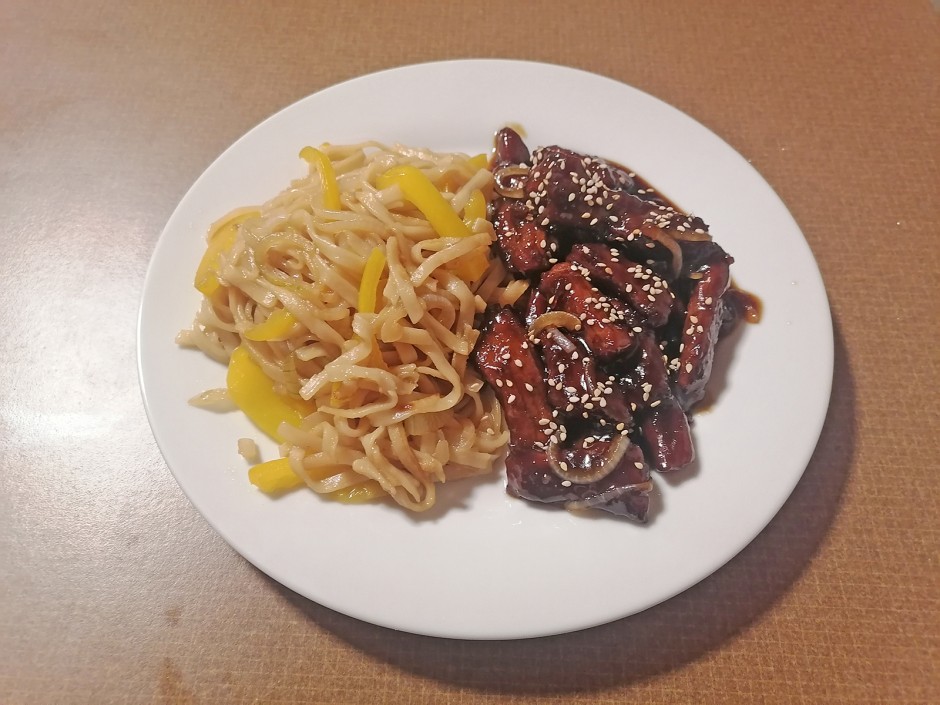 Mongolisches Rindfleisch mit Nudeln