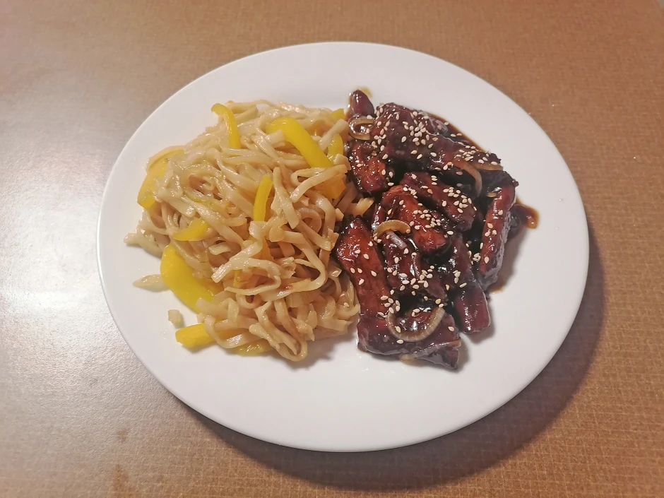 Mongolisches Rindfleisch mit Nudeln