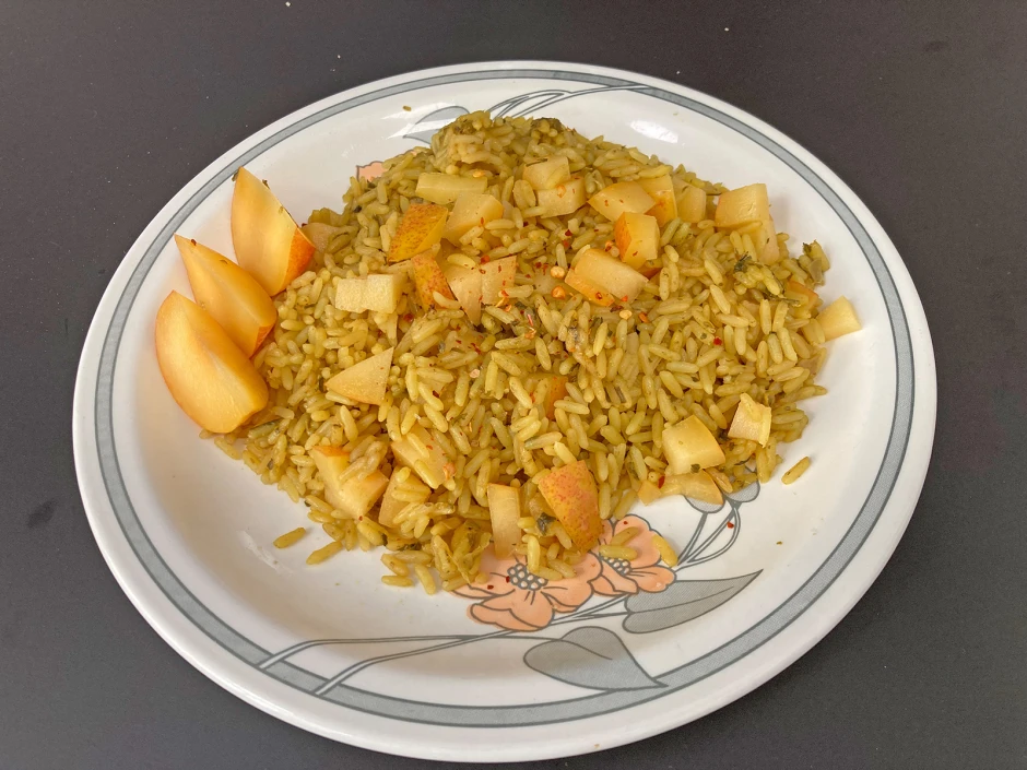 Reispfanne mit Pflaumen