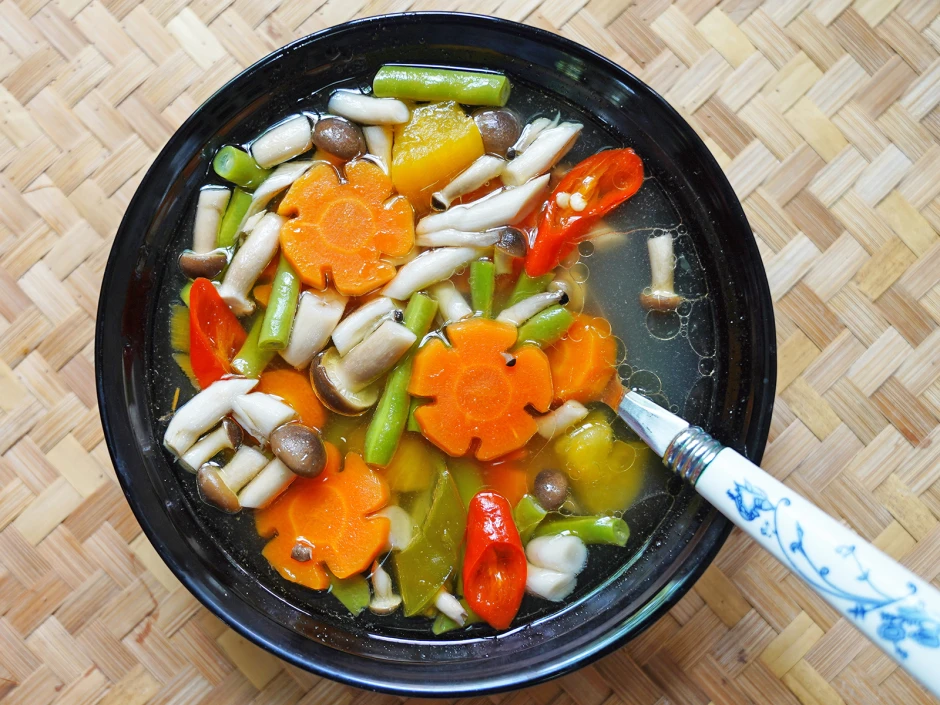 Klare Pilzsuppe mit Gemüse - Cap Cay Jamur Kuah