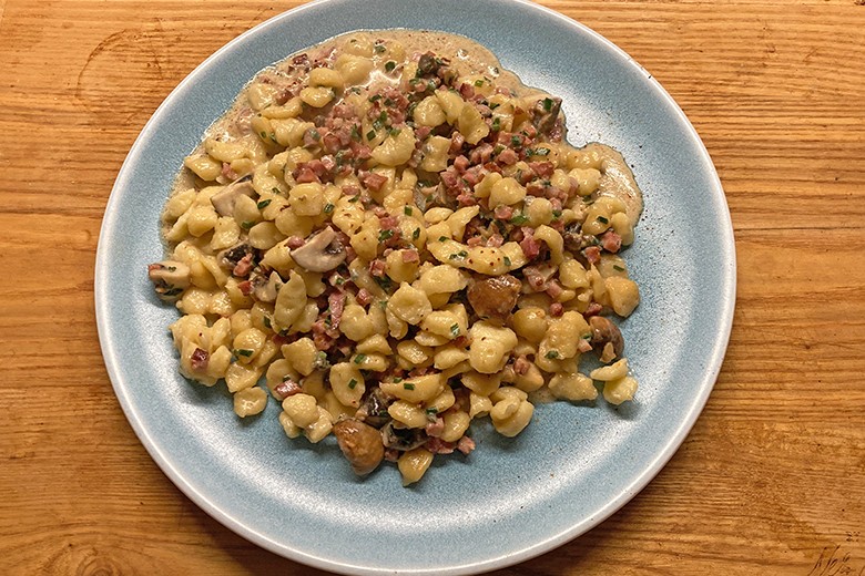 Eier-Knöpfli mit Speck und Gorgonzola