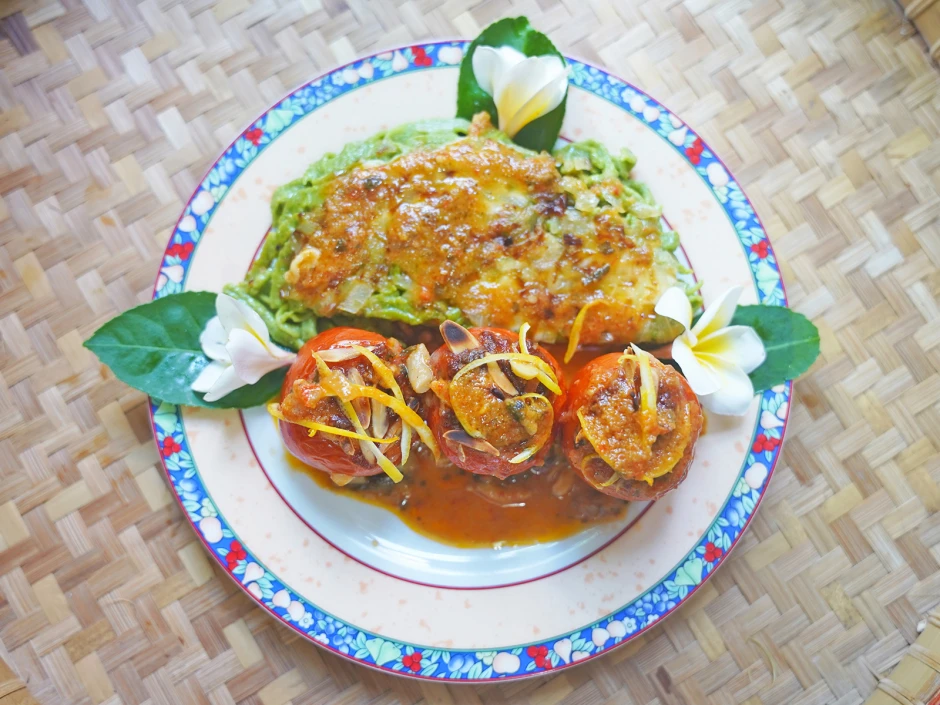 Gef&uuml;llte Tomaten an Kailan-K&auml;sesp&auml;tzle