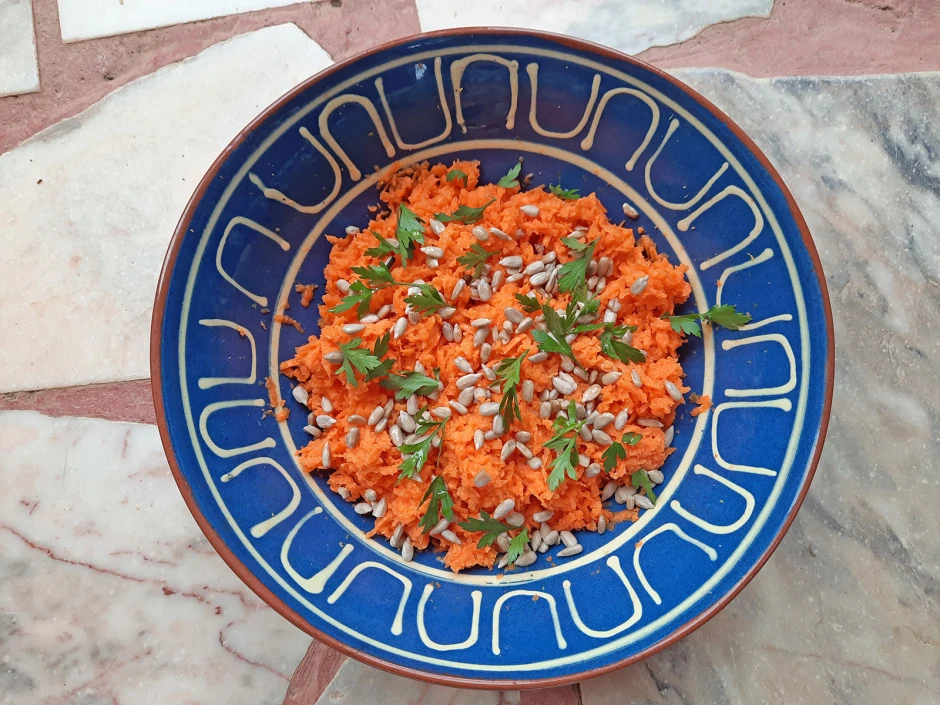 Karottenrohkost mit Mandelmusdressing