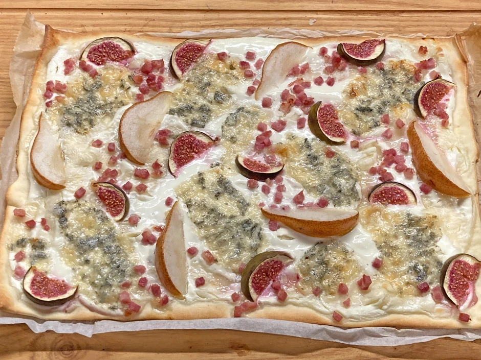 Flammkuchen mit Gorgonzola und Birne