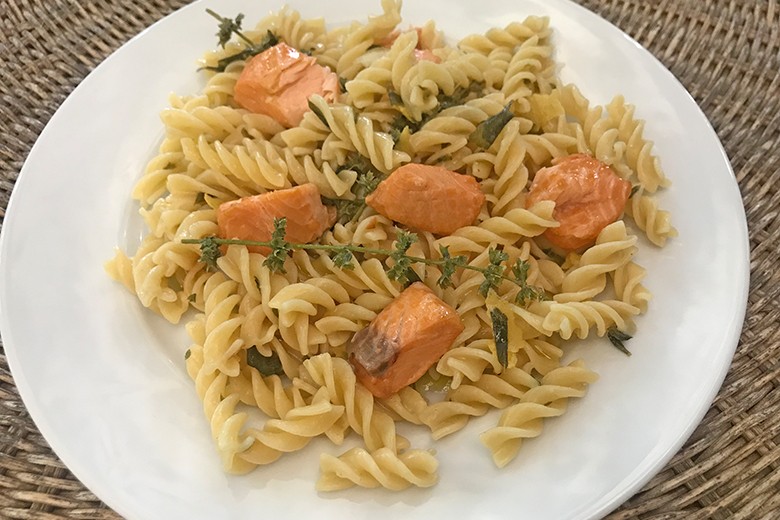 One-Pot-Pasta mit Lachs