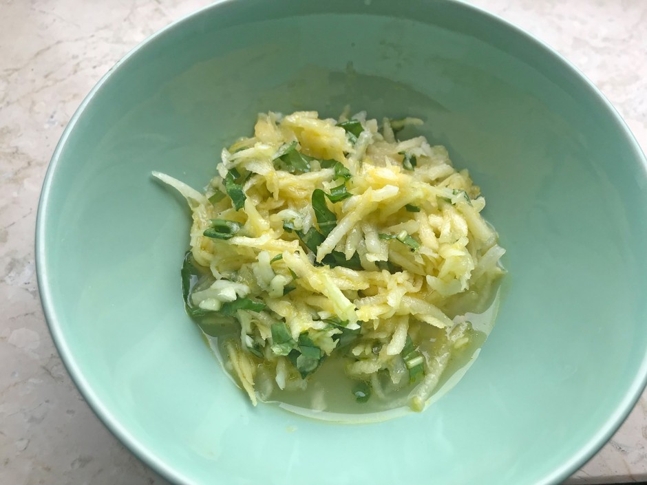 Radisalat mit Apfel und Löwenzahn