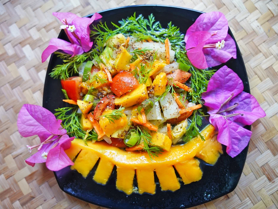 Gemischter Gurkensalat mit Mango
