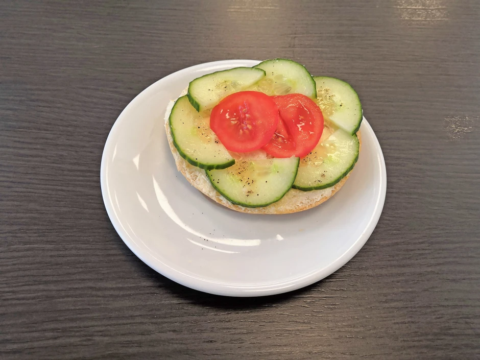 Parmesanbuttersemmel mit Gurke, vegan
