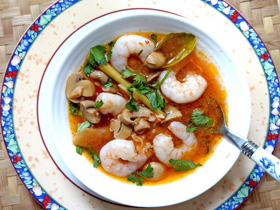 S&uuml;&szlig;-sauer-scharfe Garnelensuppe mit Pilzen