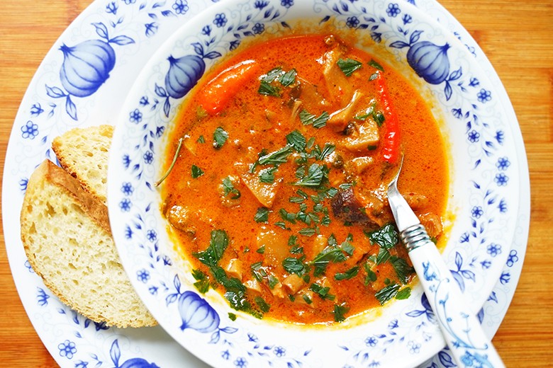 Süß-sauer-scharfe Gemüsesuppe