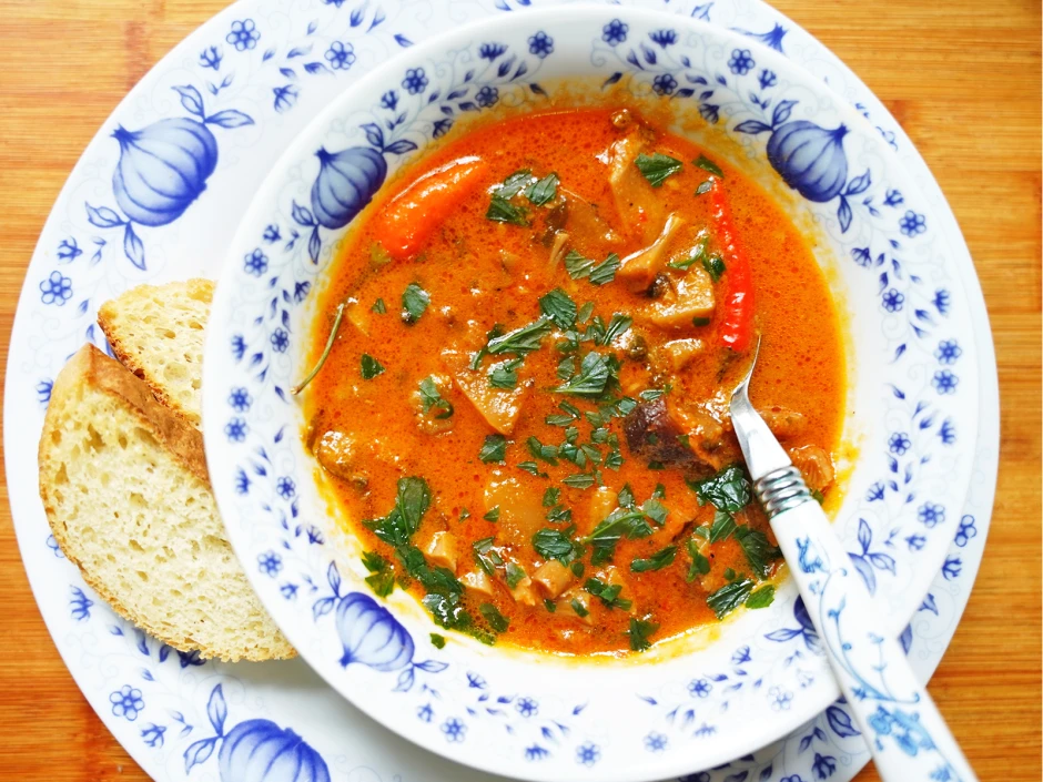 Süß-sauer-scharfe Gemüsesuppe