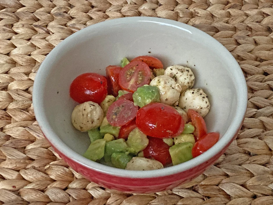 Tomaten-Mozzarella-Avocado Salat