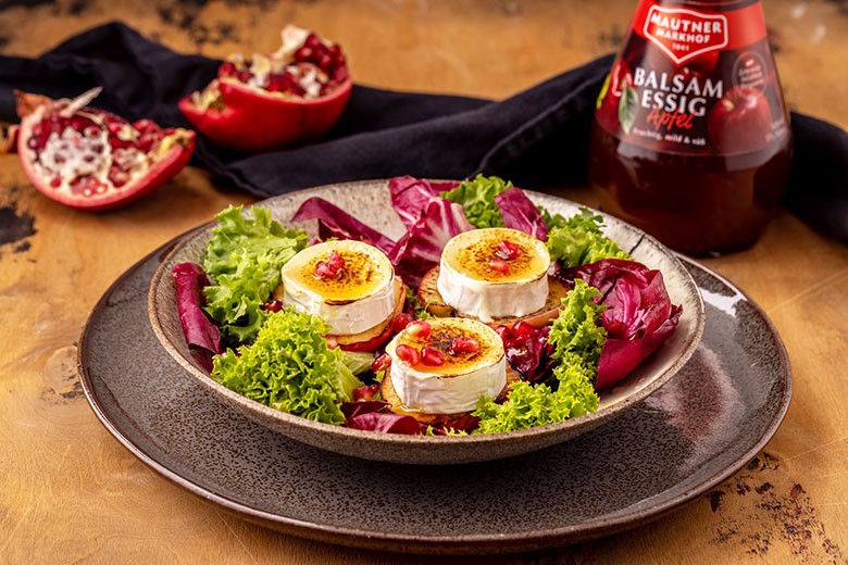Blattsalate mit gebratenen Apfelescheiben und Käse