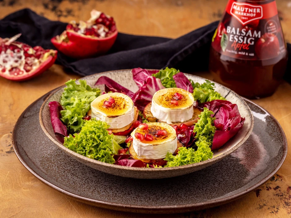 Blattsalate mit gebratenen Apfelescheiben und K&auml;se