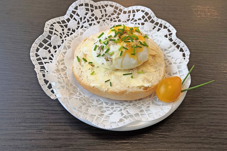 halbweiches Ei auf Liebstöckel-Buttersemmel