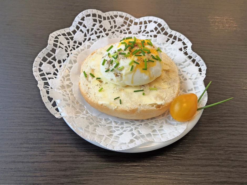 halbweiches Ei auf Liebst&ouml;ckel-Buttersemmel